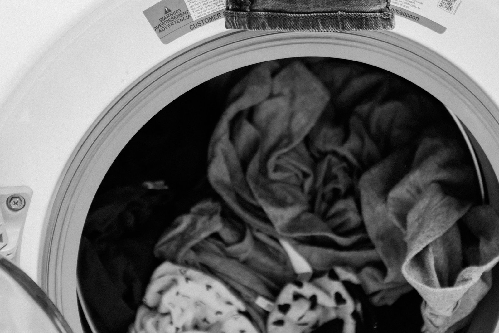 Leicht feuchte Kleidung in einer geöffneten Trocknertrommel