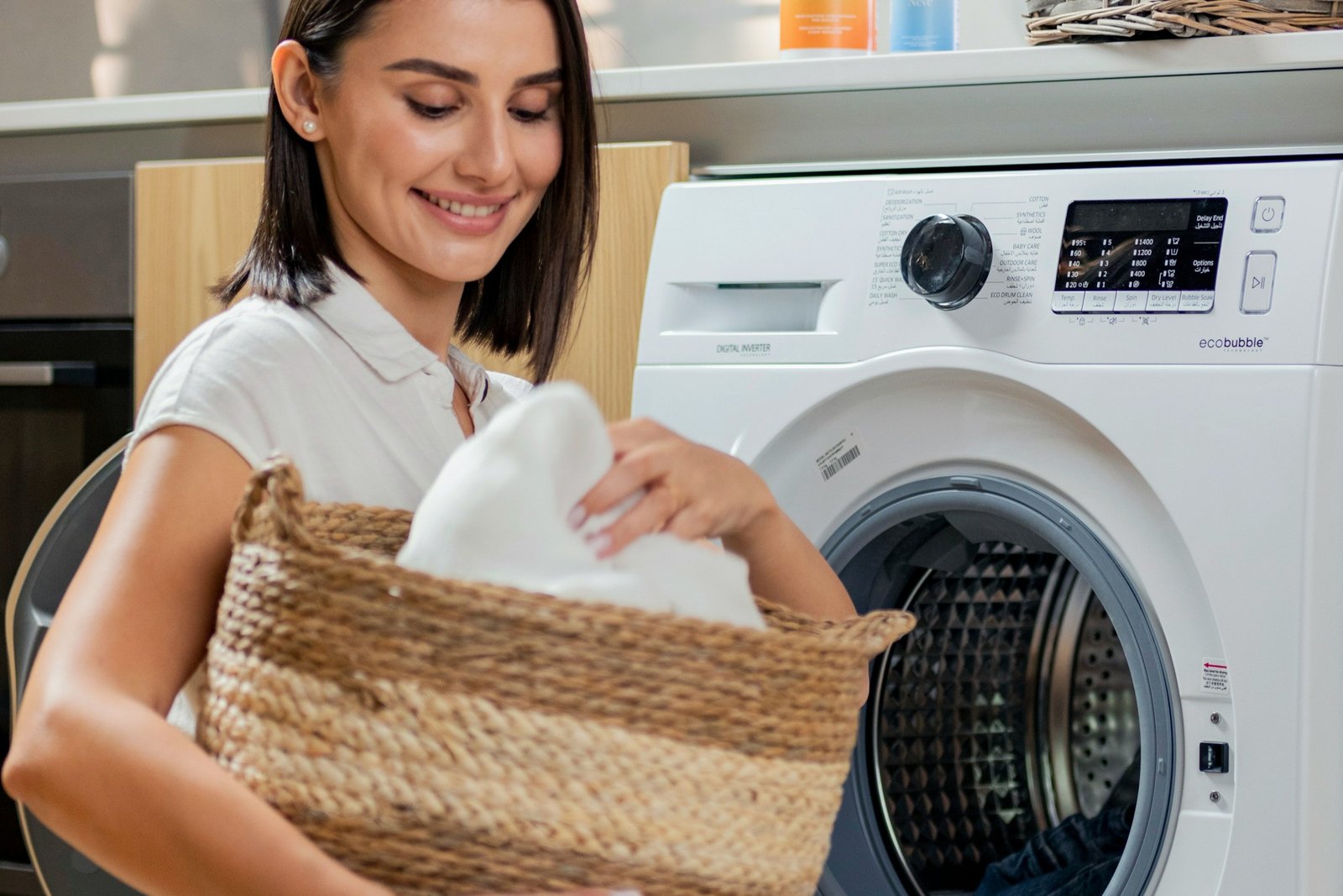 Herausgenommenes Flusensieb neben geöffneter Trocknertür