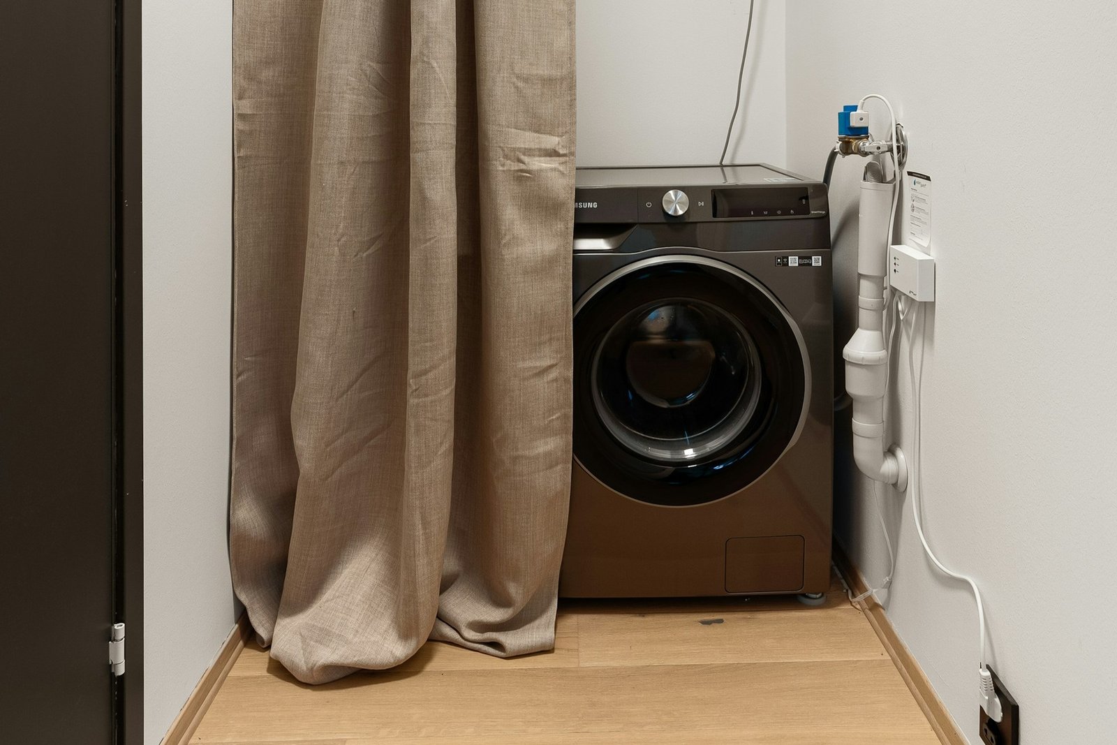 Regal im Hauswirtschaftsraum mit kleinem Behälter aus Aktivkohle