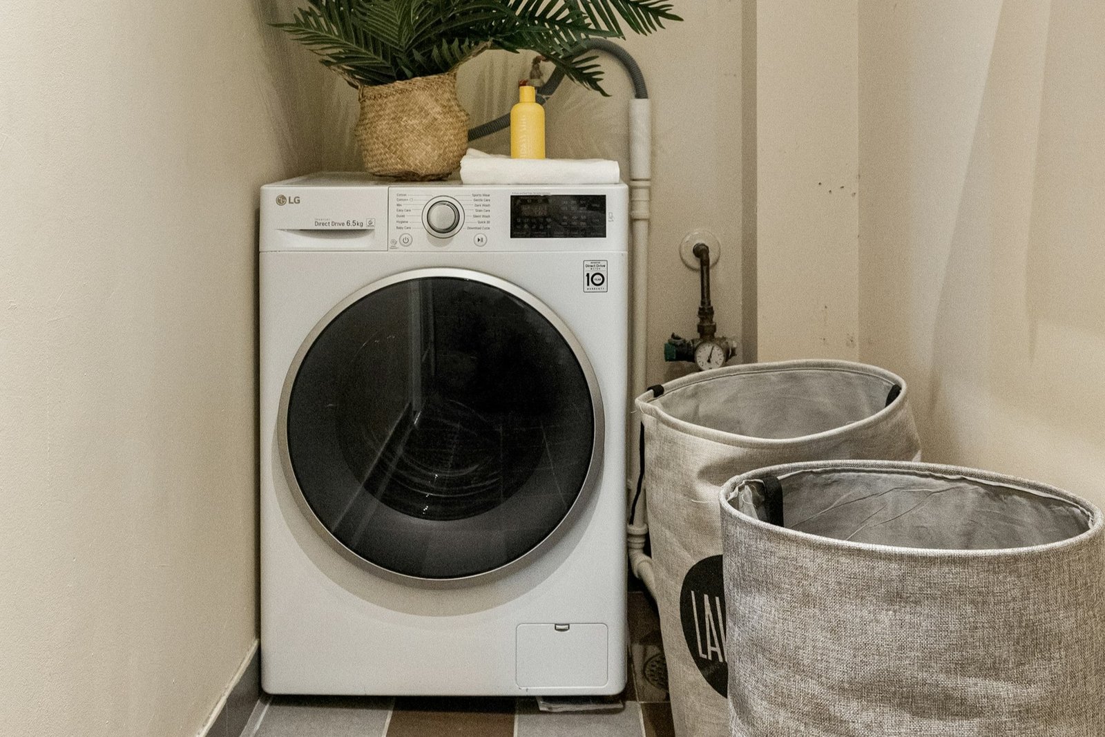 Wäschetrockner in einem Kellerraum mit wenig Tageslicht