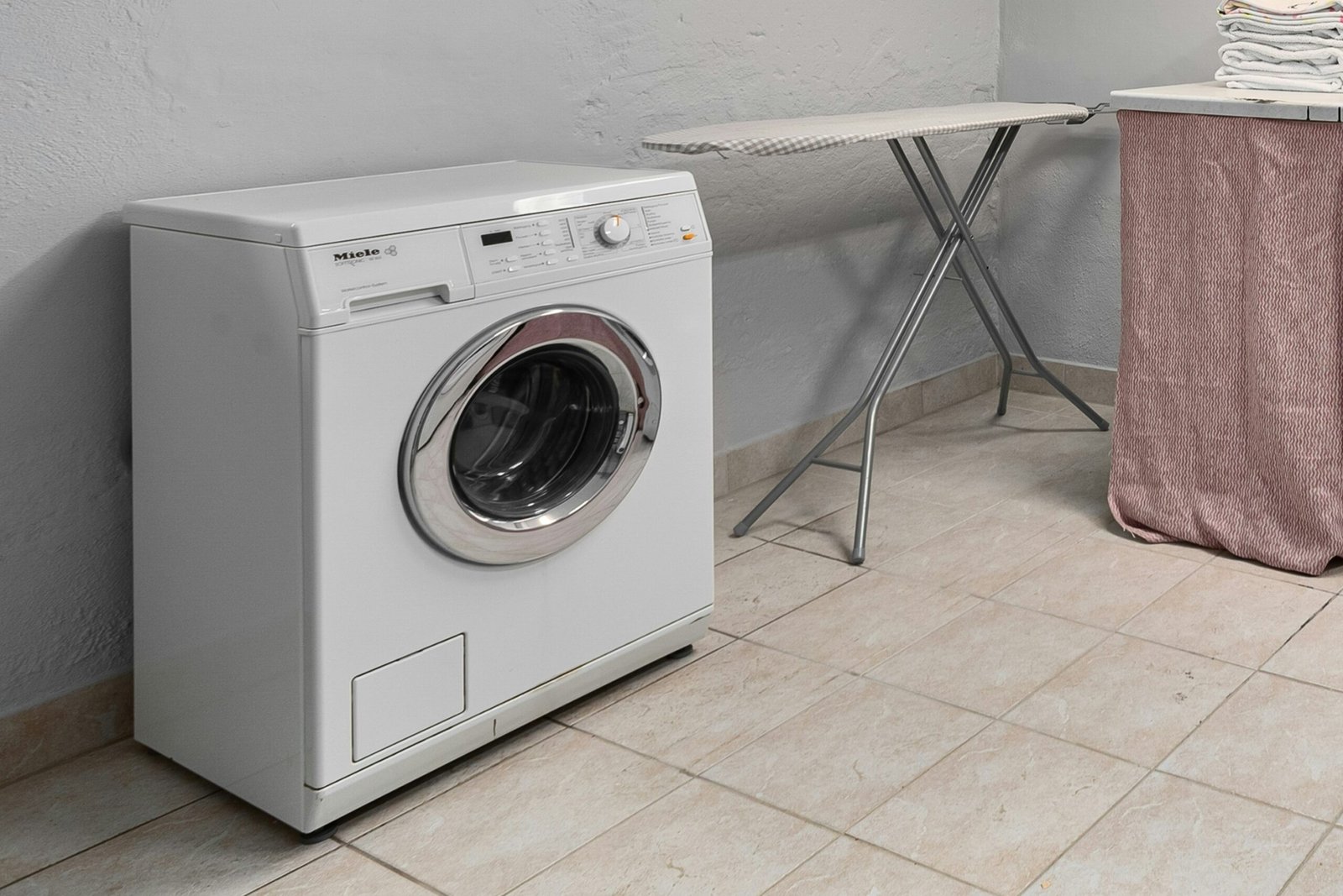 Wäschetrockner in einem kleinen Hauswirtschaftsraum