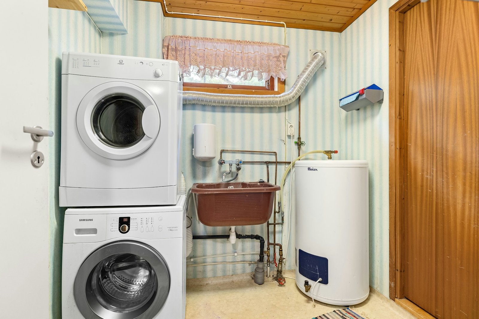 Herausgenommener Kondenswasserbehälter eines Trockners