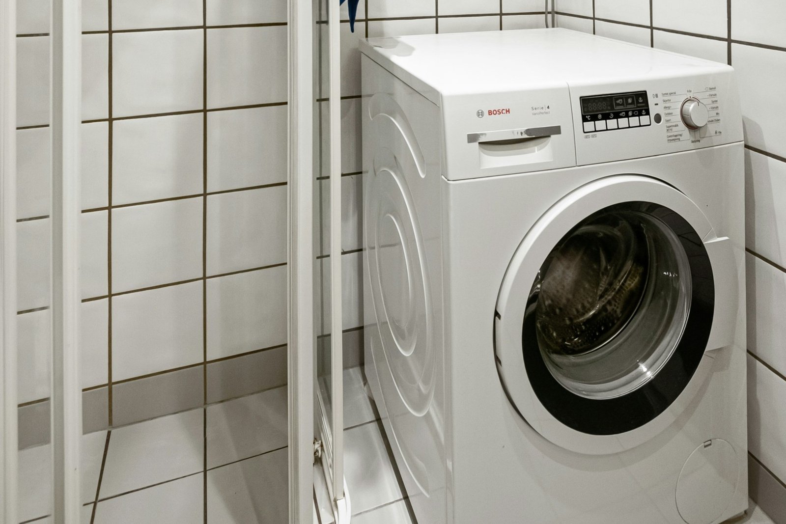 Blick in einen schmalen Luftkanal eines Trockners