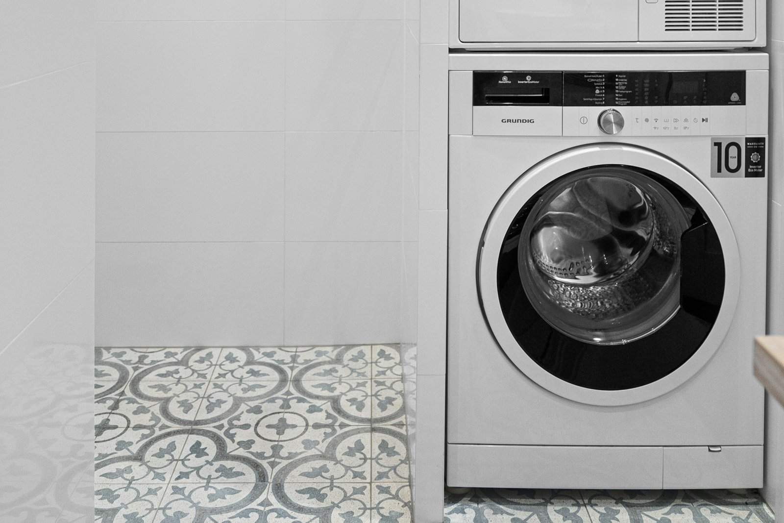 Saubere, unbenutzte Trocknertrommel mit glänzender Metalloberfläche