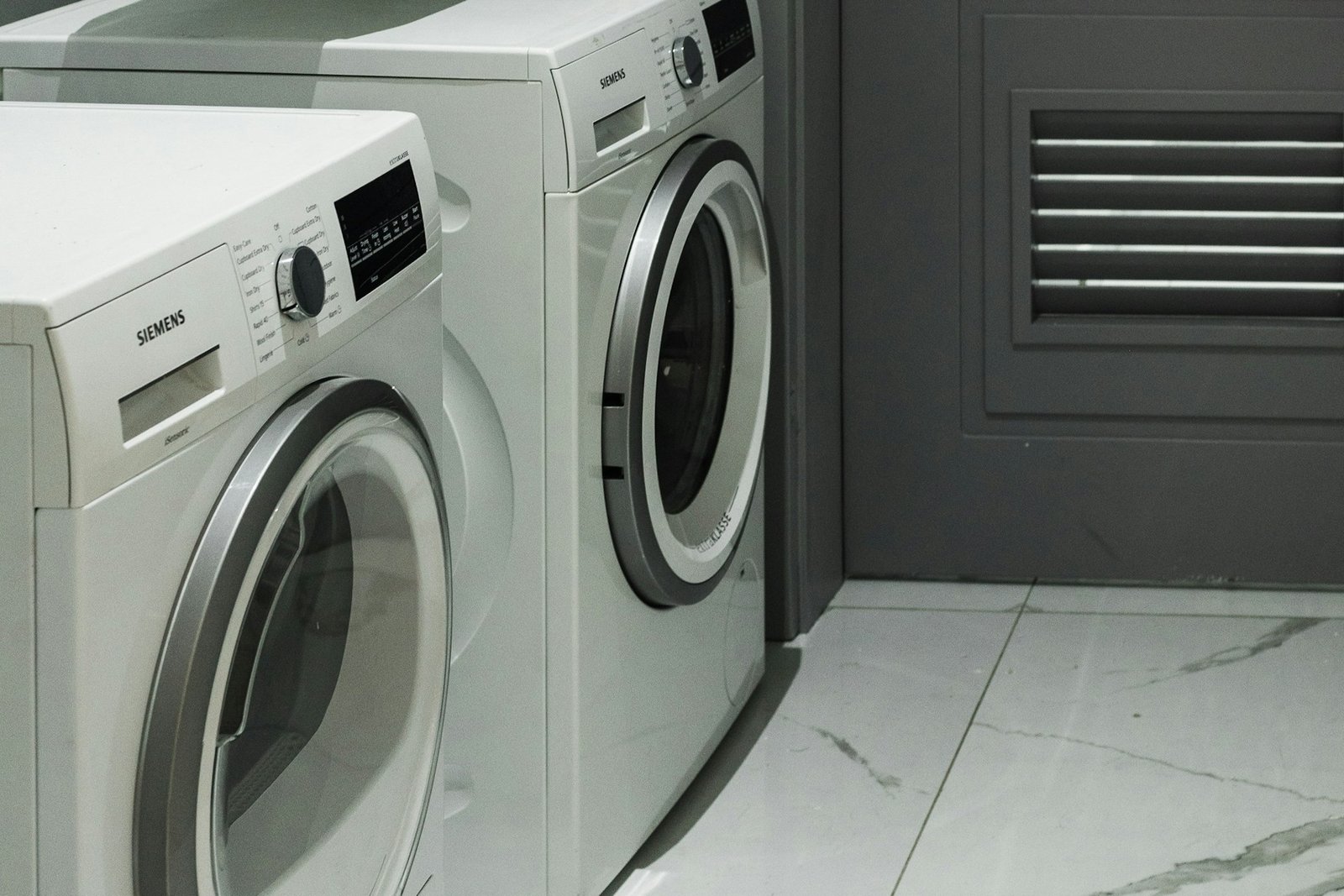 Flusensieb mit sichtbaren Staub- und Flusenresten