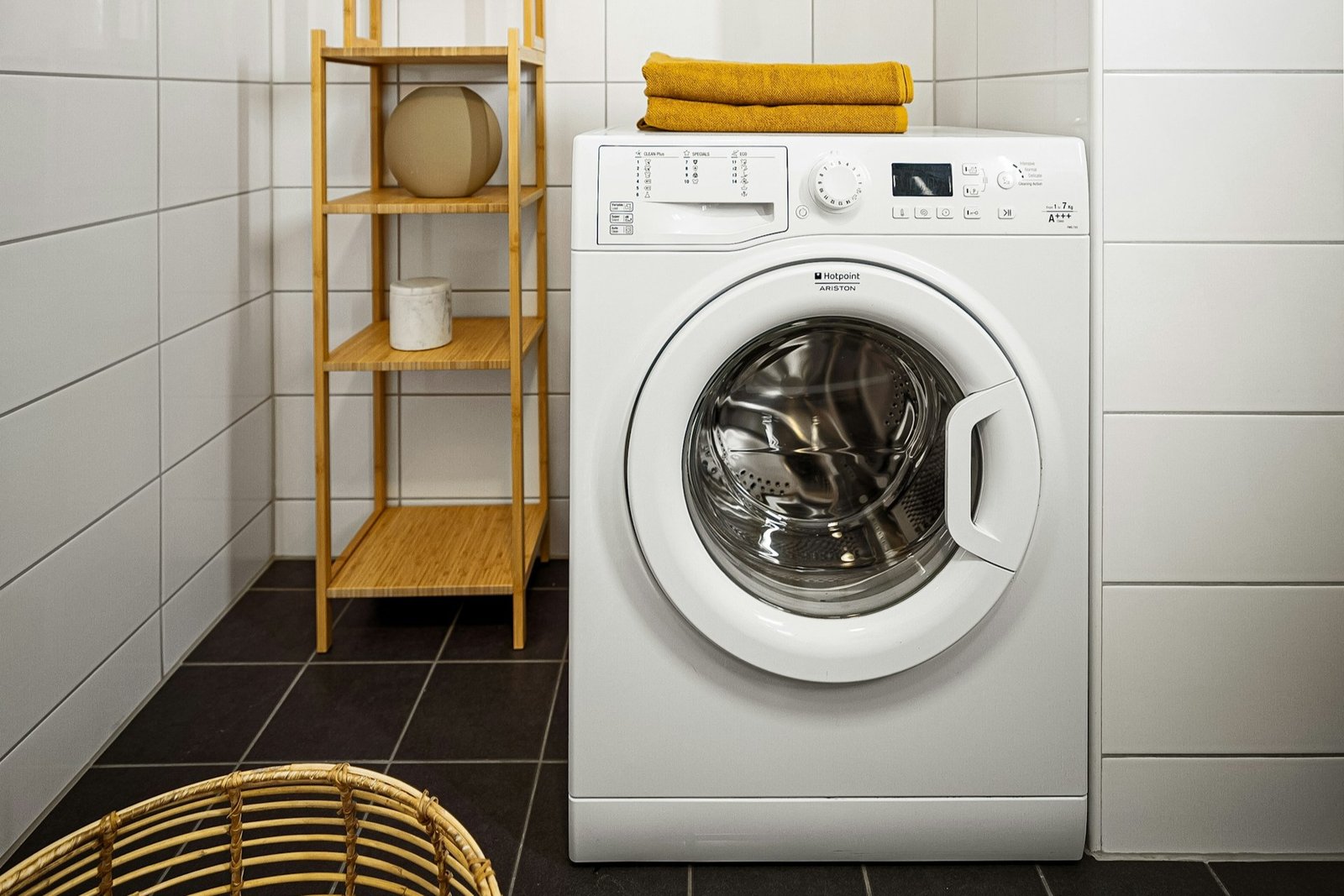 Geöffneter Wärmepumpentrockner mit sichtbarem Flusensieb