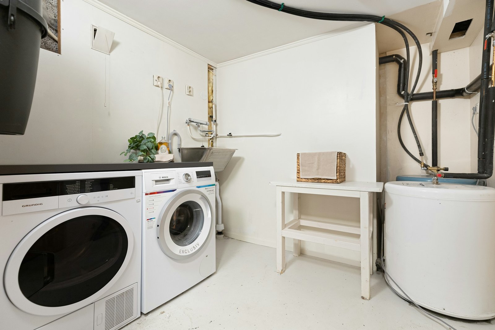 Geöffneter Trockner mit sichtbarem Bereich des Wärmetauschers